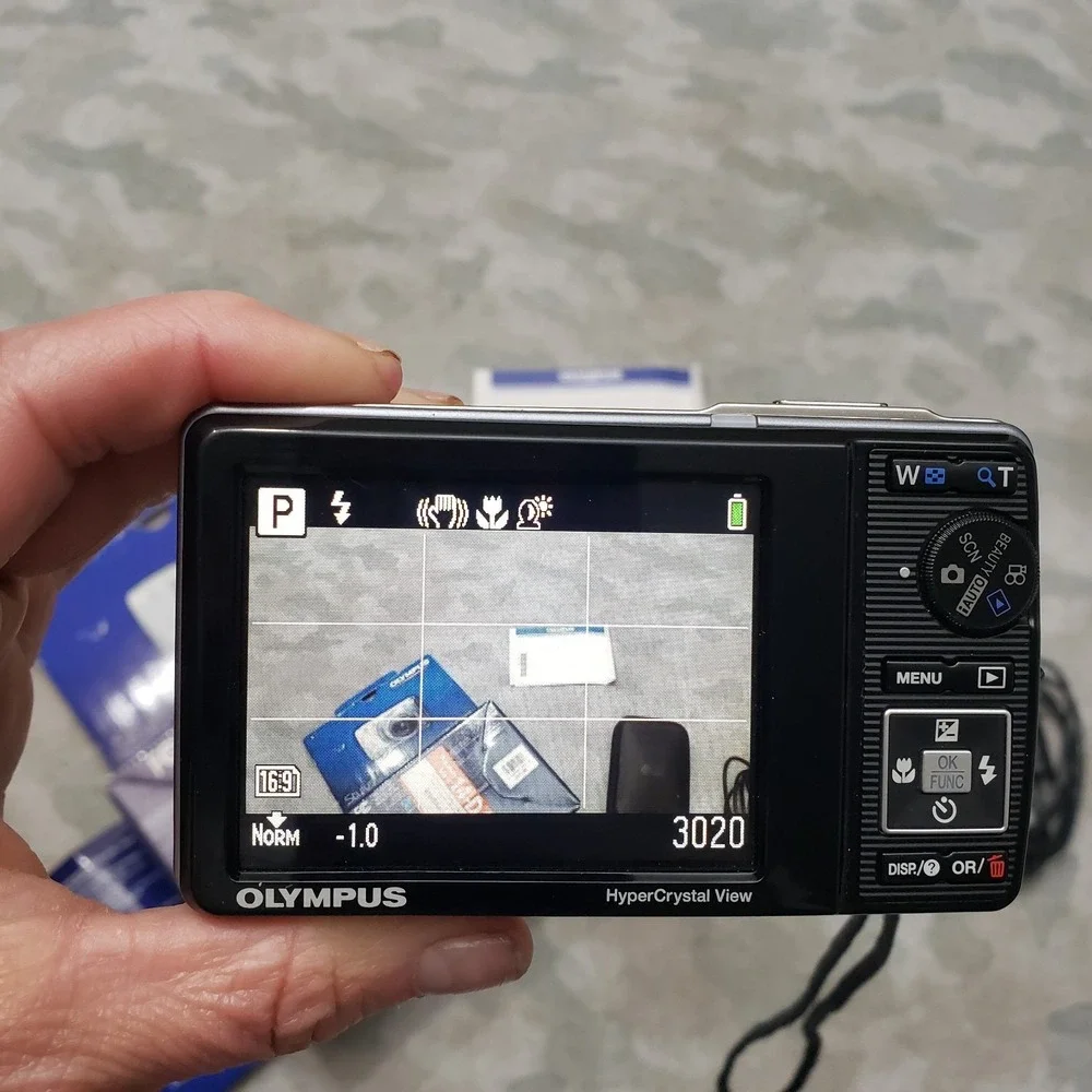 Olympus Stylus 7010 Digital Camera Silver Battery Charger‎ And Box